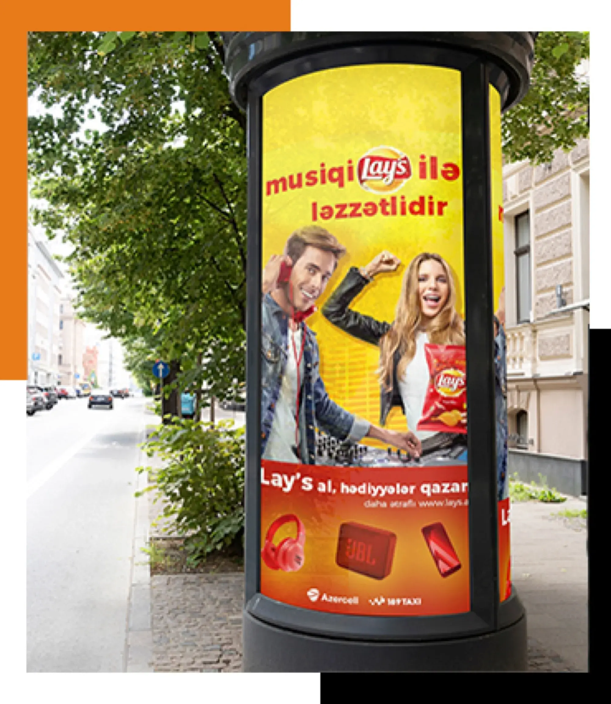 Bakü'de Açık Hava Reklamı — 1