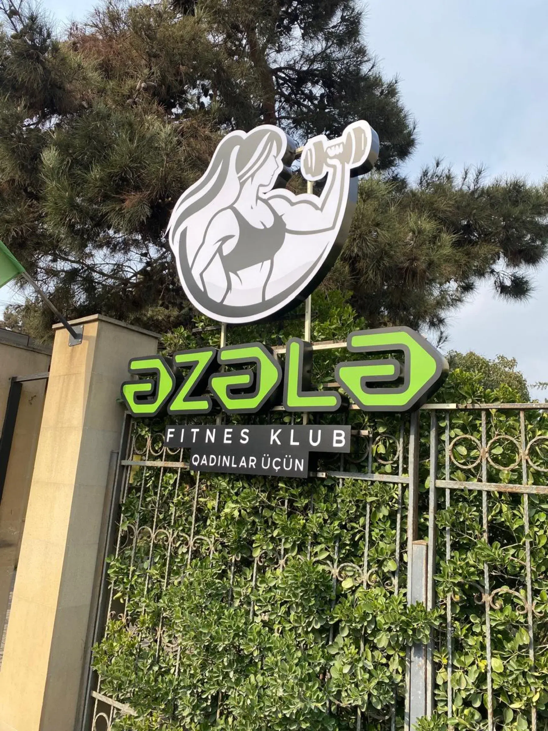 Bakü'de Açık Hava Reklamı — 3