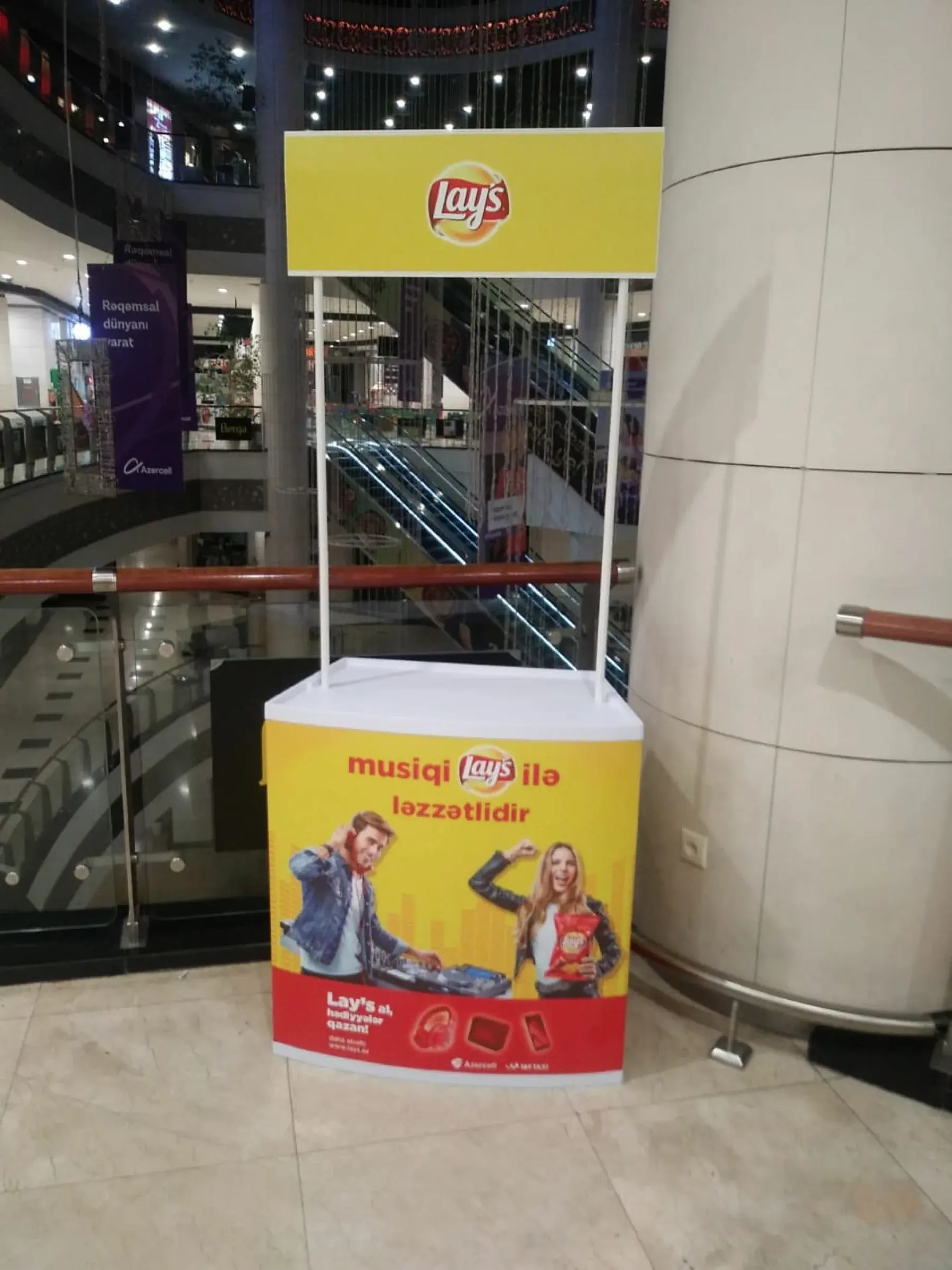 Bakü'de Mağaza İçi Ürün Standı — 3